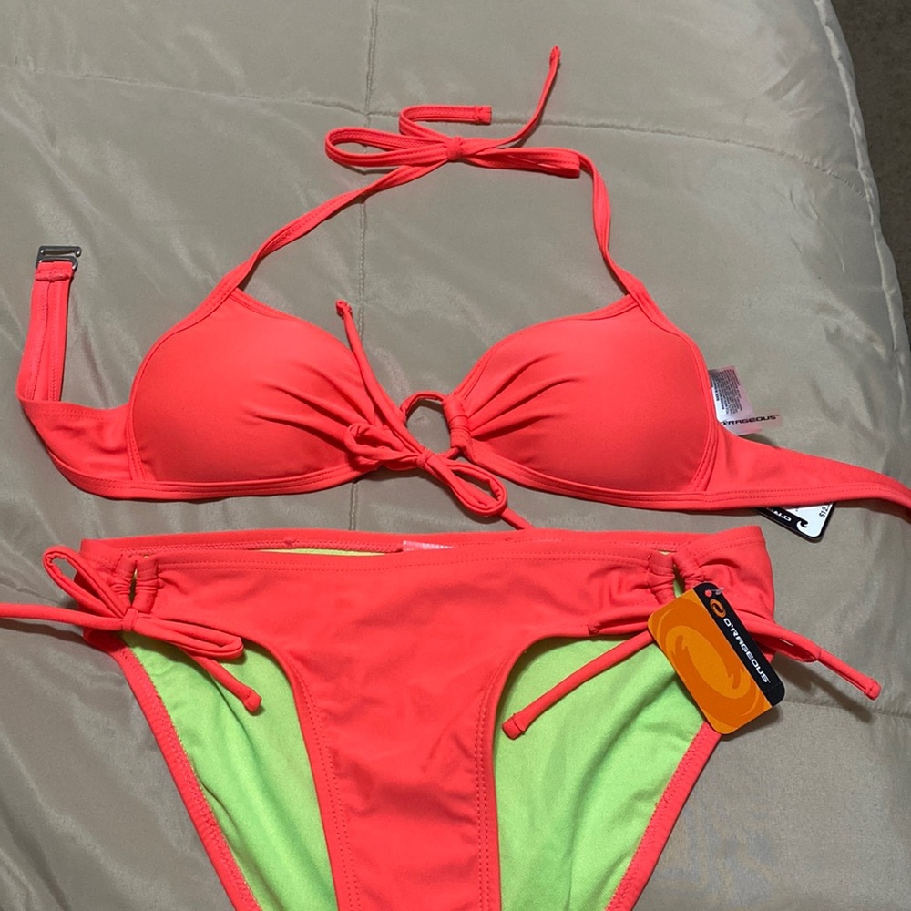 Swim suit small still has liners